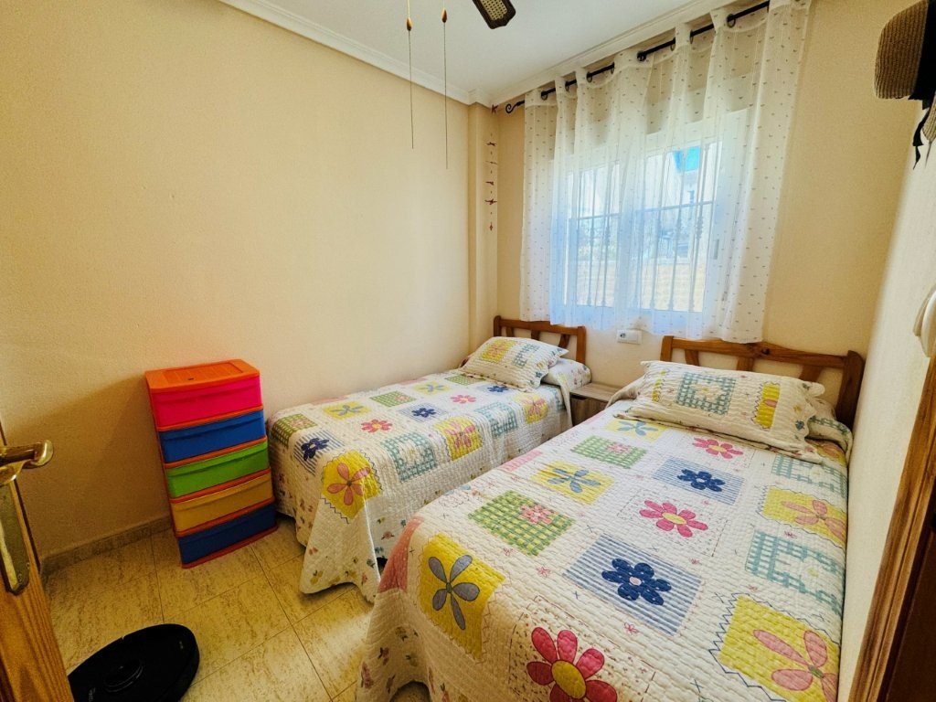 Appartement au rez-de-chaussée avec 2 chambres, 1 salle de bain, piscine privée et grande terrasse à seulement 600 m de la plage