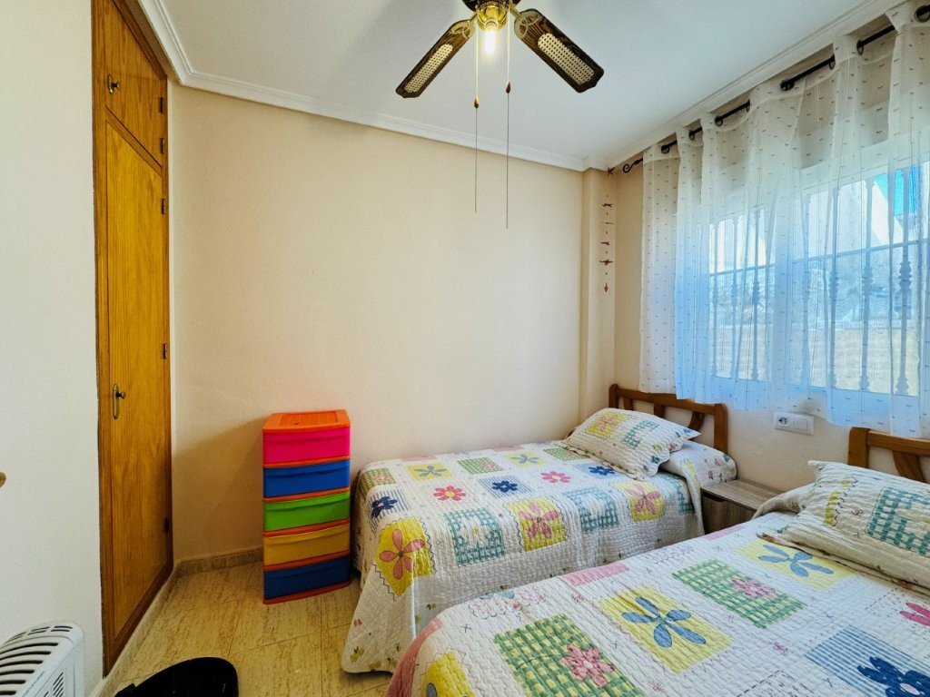 Appartement au rez-de-chaussée avec 2 chambres, 1 salle de bain, piscine privée et grande terrasse à seulement 600 m de la plage