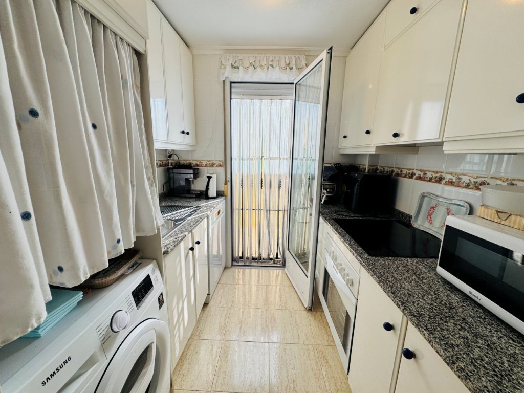 Appartement au rez-de-chaussée avec 2 chambres, 1 salle de bain, piscine privée et grande terrasse à seulement 600 m de la plage