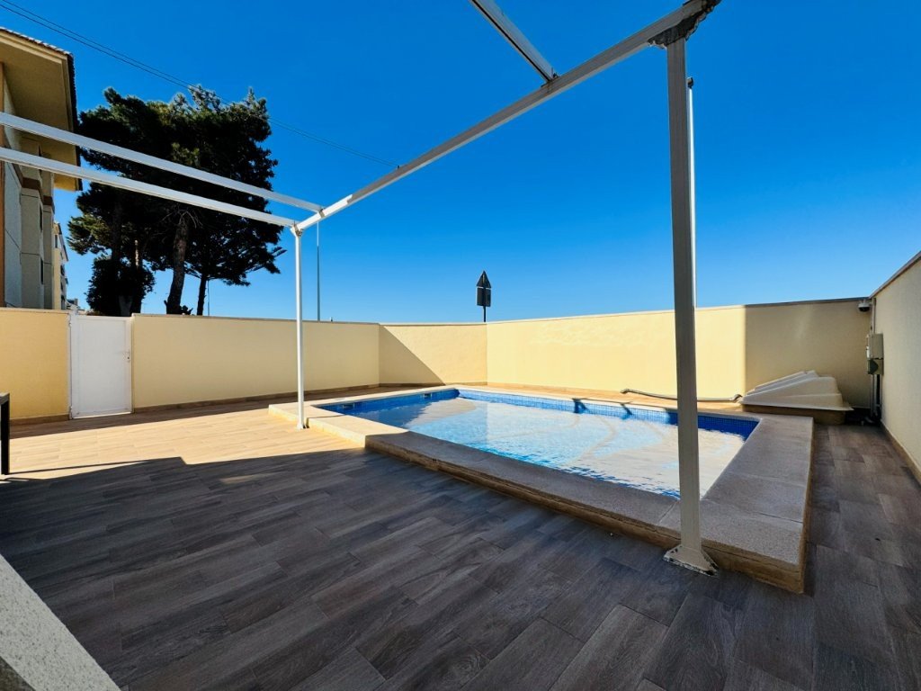 Appartement au rez-de-chaussée avec 2 chambres, 1 salle de bain, piscine privée et grande terrasse à seulement 600 m de la plage