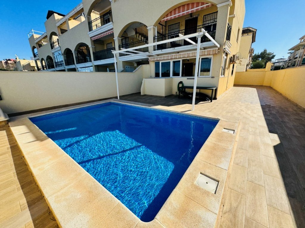 Appartement au rez-de-chaussée avec 2 chambres, 1 salle de bain, piscine privée et grande terrasse à seulement 600 m de la plage