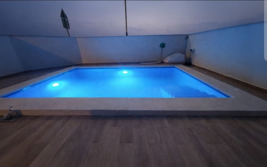 Appartement au rez-de-chaussée avec 2 chambres, 1 salle de bain, piscine privée et grande terrasse à seulement 600 m de la plage