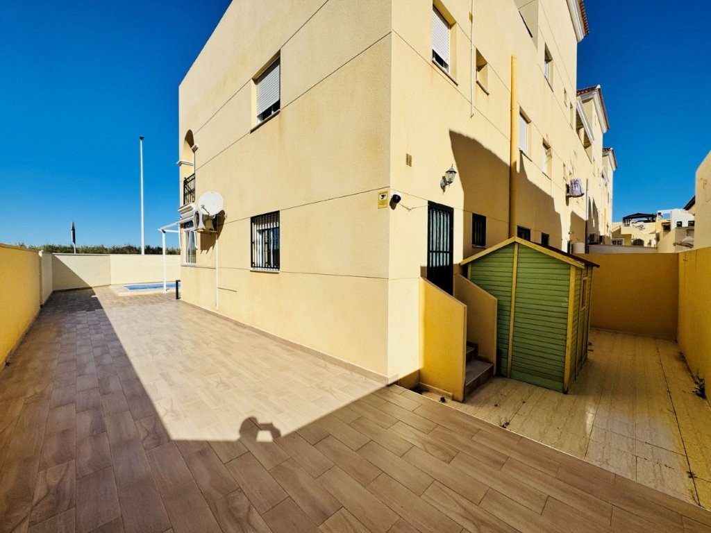 Appartement au rez-de-chaussée avec 2 chambres, 1 salle de bain, piscine privée et grande terrasse à seulement 600 m de la plage