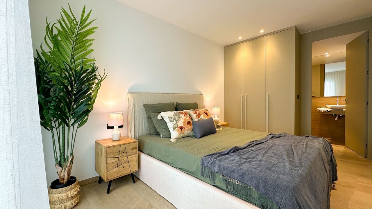 Appartements au dernier étage de 2 chambres à coucher, 2 salles de bain, air conditionné et piscine commune dans le La Finca Golf Resort