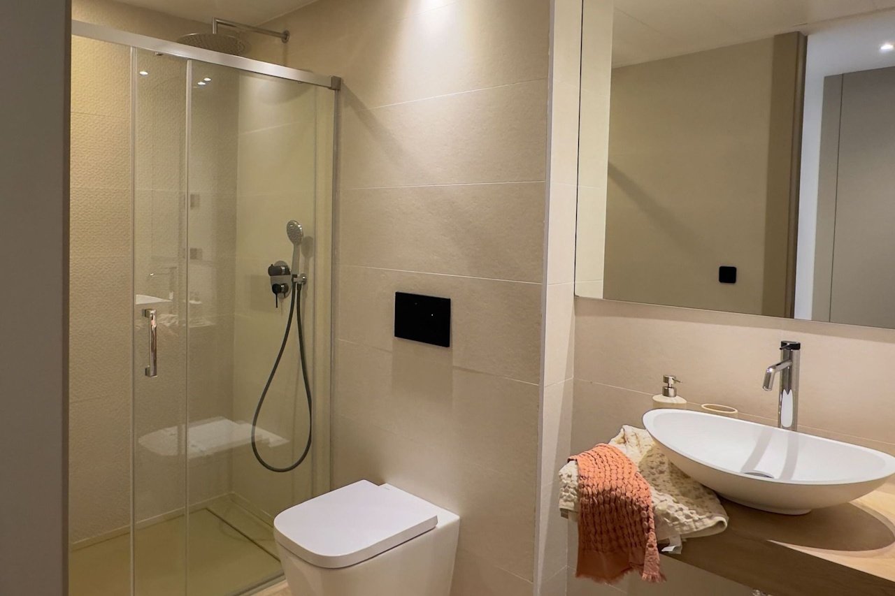 Appartements au dernier étage de 2 chambres à coucher, 2 salles de bain, air conditionné et piscine commune dans le La Finca Golf Resort