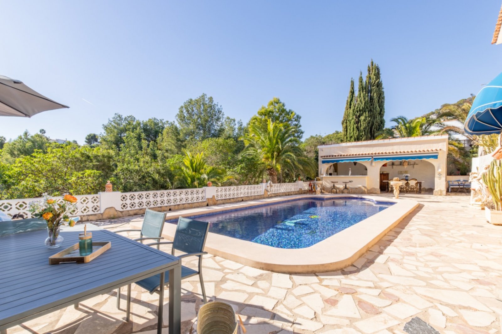 Villa avec 4 chambres, appartement séparé pour les invités et grande piscine privée