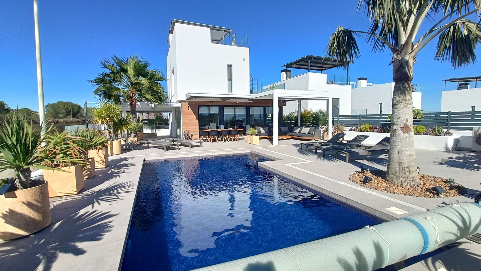 Superbe villa comprenant 3 chambres, 3 salles de bains, une terrasse sur le toit et une piscine privée au sein du complexe La Finca Golf and Spa Resor