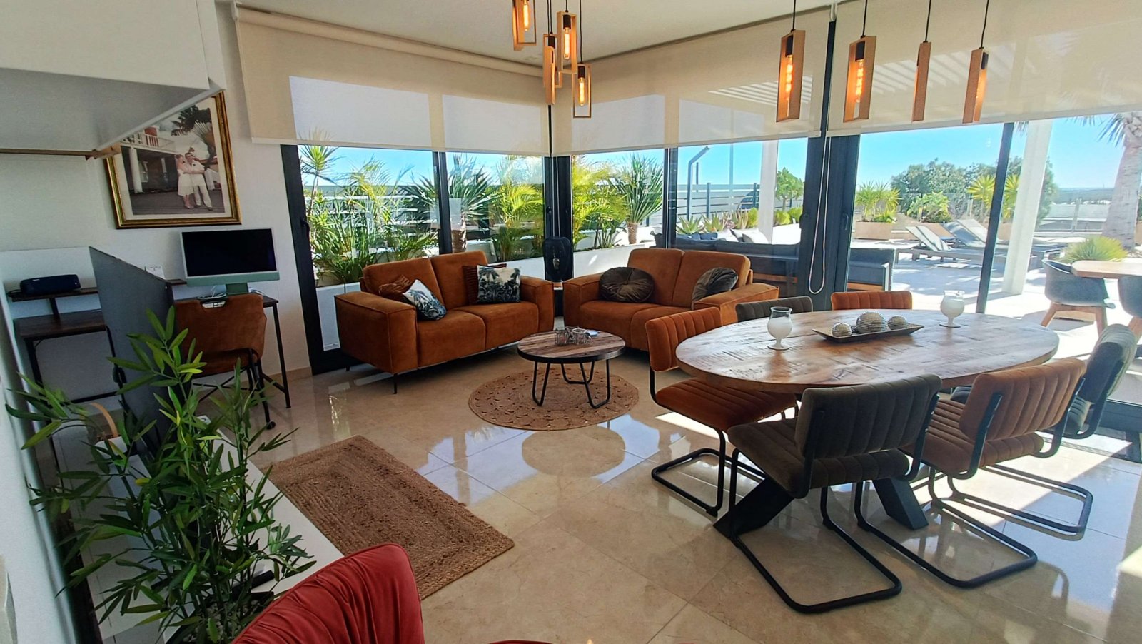 Superbe villa comprenant 3 chambres, 3 salles de bains, une terrasse sur le toit et une piscine privée au sein du complexe La Finca Golf and Spa Resor