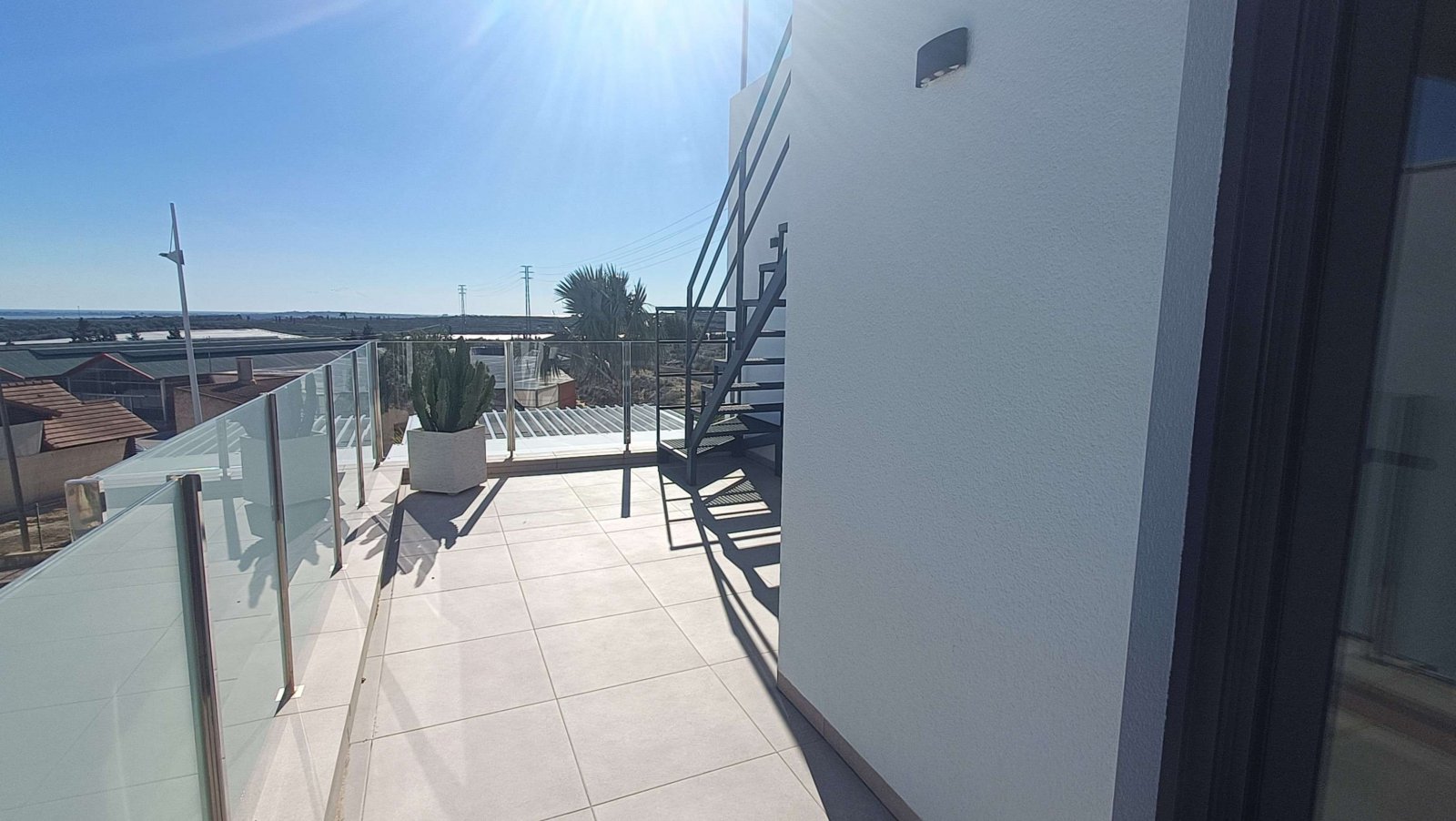Superbe villa comprenant 3 chambres, 3 salles de bains, une terrasse sur le toit et une piscine privée au sein du complexe La Finca Golf and Spa Resor