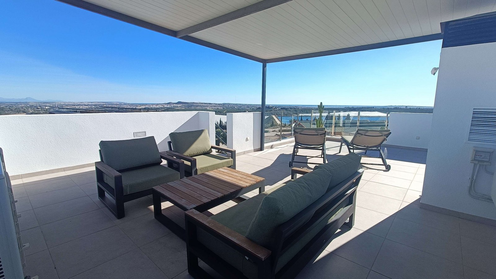 Superbe villa comprenant 3 chambres, 3 salles de bains, une terrasse sur le toit et une piscine privée au sein du complexe La Finca Golf and Spa Resor