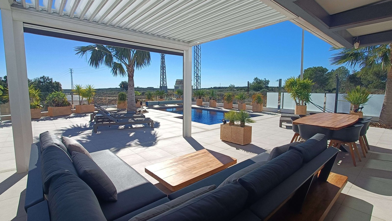 Superbe villa comprenant 3 chambres, 3 salles de bains, une terrasse sur le toit et une piscine privée au sein du complexe La Finca Golf and Spa Resor