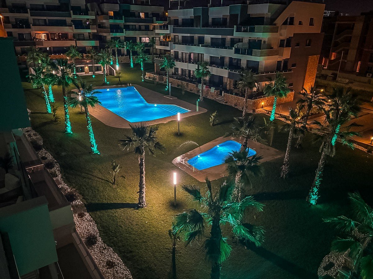 Penthouse de 2 chambres, 2 salles de bains, avec terrasse sur le toit, piscine commune et place de parking souterrain