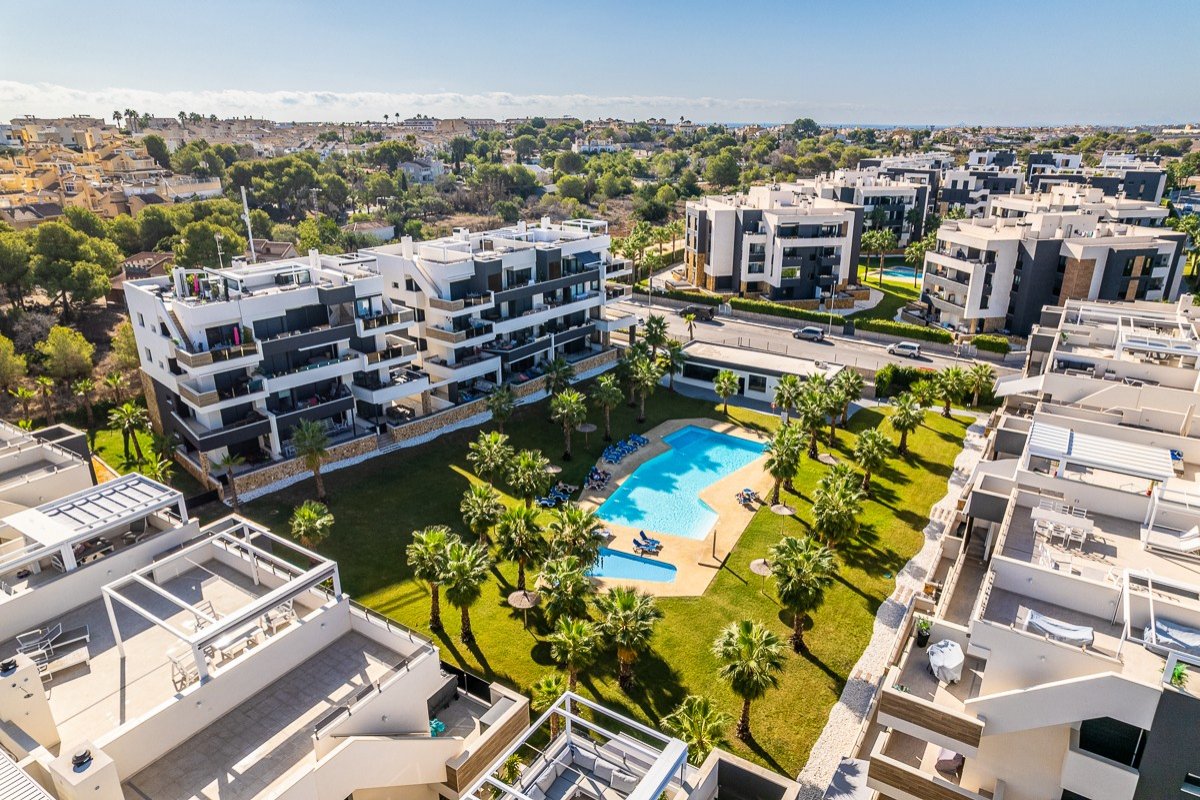 Penthouse de 2 chambres, 2 salles de bains, avec terrasse sur le toit, piscine commune et place de parking souterrain