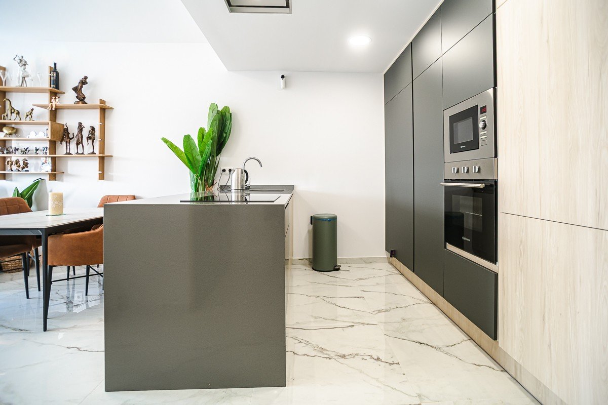 Penthouse de 2 chambres, 2 salles de bains, avec terrasse sur le toit, piscine commune et place de parking souterrain