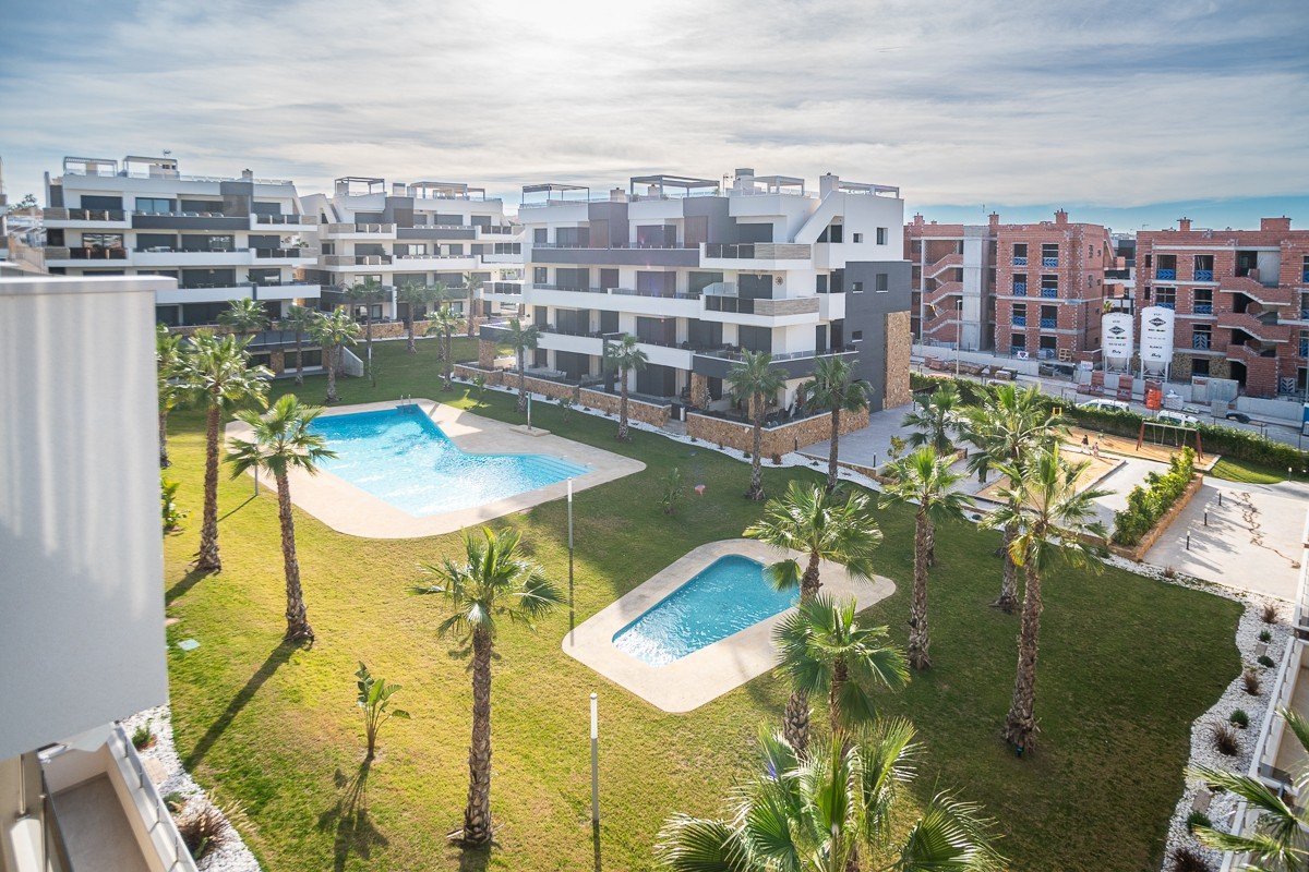 Penthouse de 2 chambres, 2 salles de bains, avec terrasse sur le toit, piscine commune et place de parking souterrain