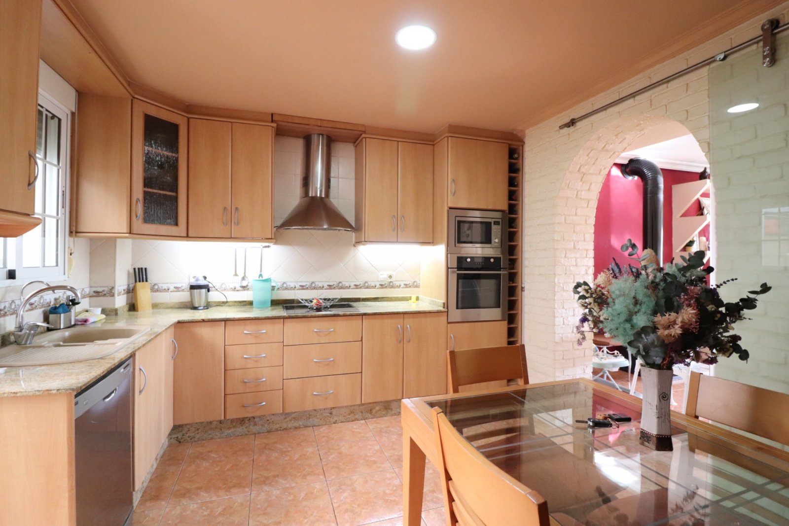 Villa avec 3 chambres, 1 salle de bain, 1 WC invités, garage et piscine privée