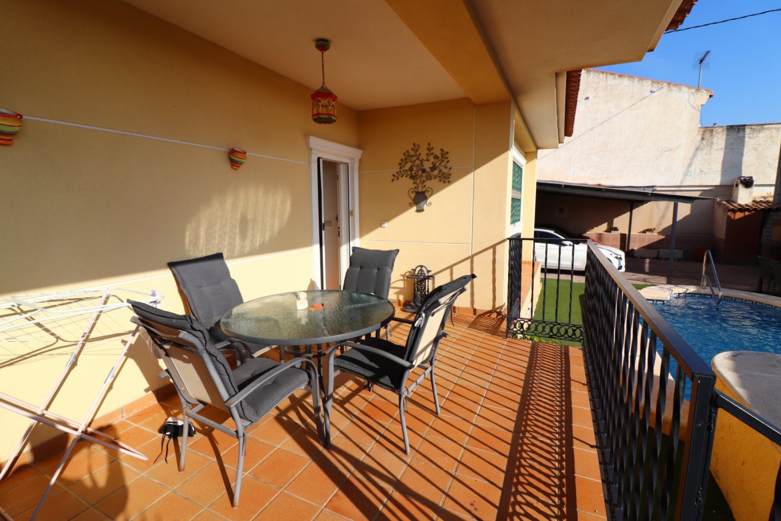 Villa avec 3 chambres, 1 salle de bain, 1 WC invités, garage et piscine privée
