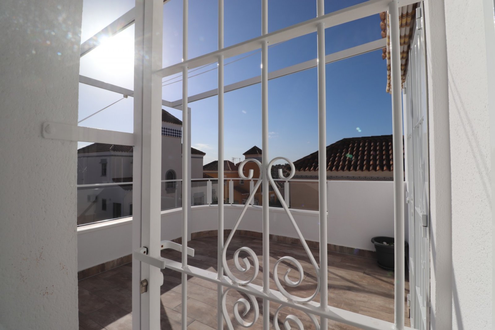 Villa avec 4 chambres, 3 salles de bains, appartement d'amis et piscine privée à Las Filipinas