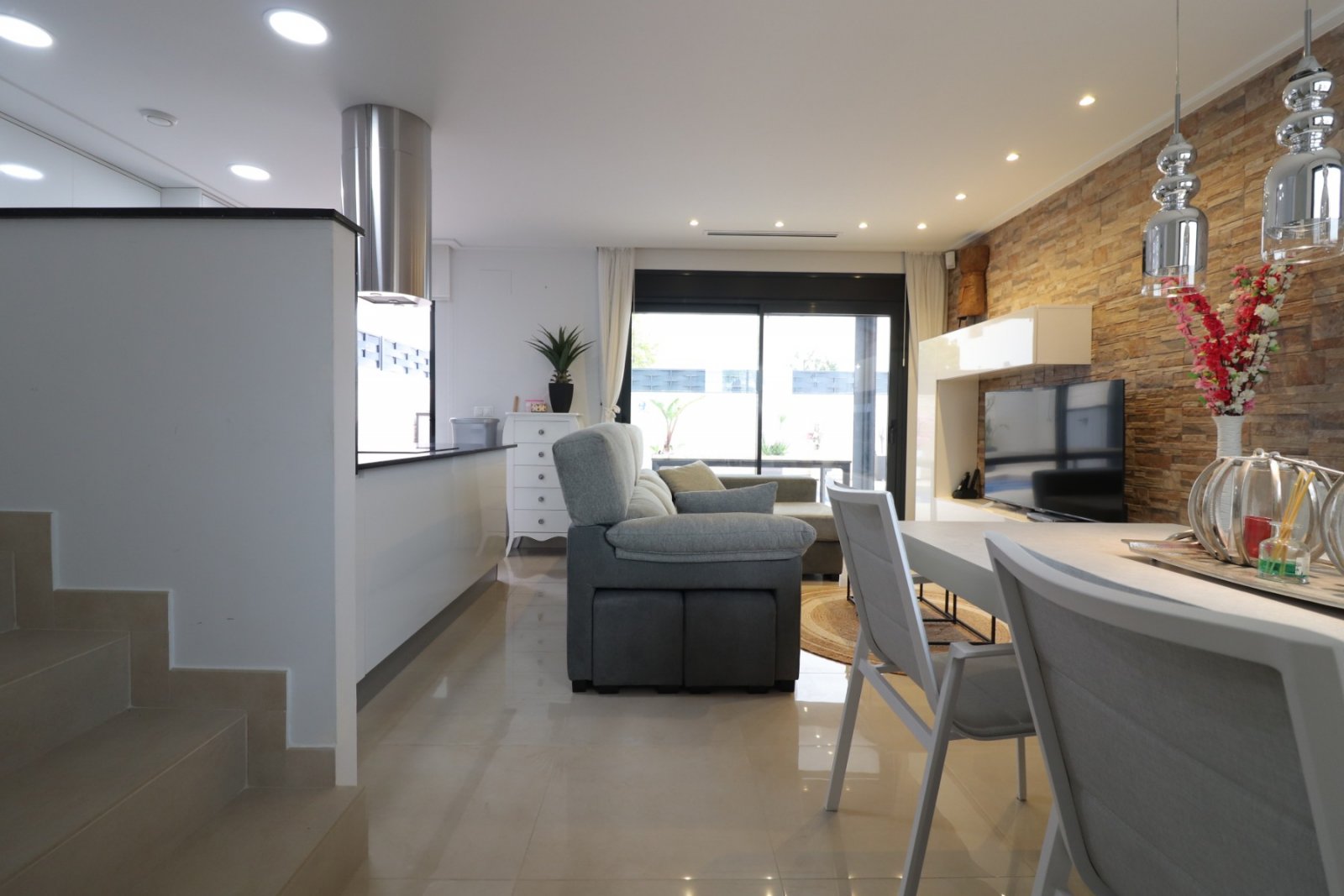 Villa moderne comprenant 3 chambres, 2 salles de bains, une terrasse sur le toit, une place de parking et une piscine privée