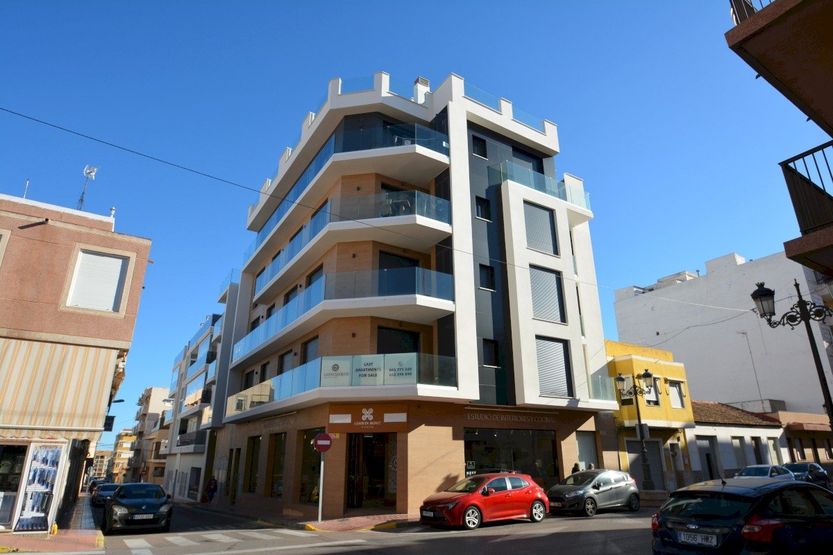 Penthouse avec 2 chambres, 2 salles de bains, terrasse sur le toit et place de parking souterrain, à seulement 700 m de la plage