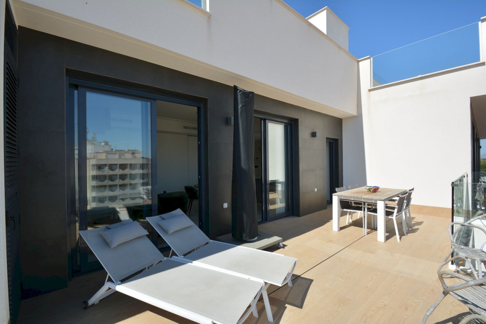 Penthouse avec 2 chambres, 2 salles de bains, terrasse sur le toit et place de parking souterrain, à seulement 700 m de la plage