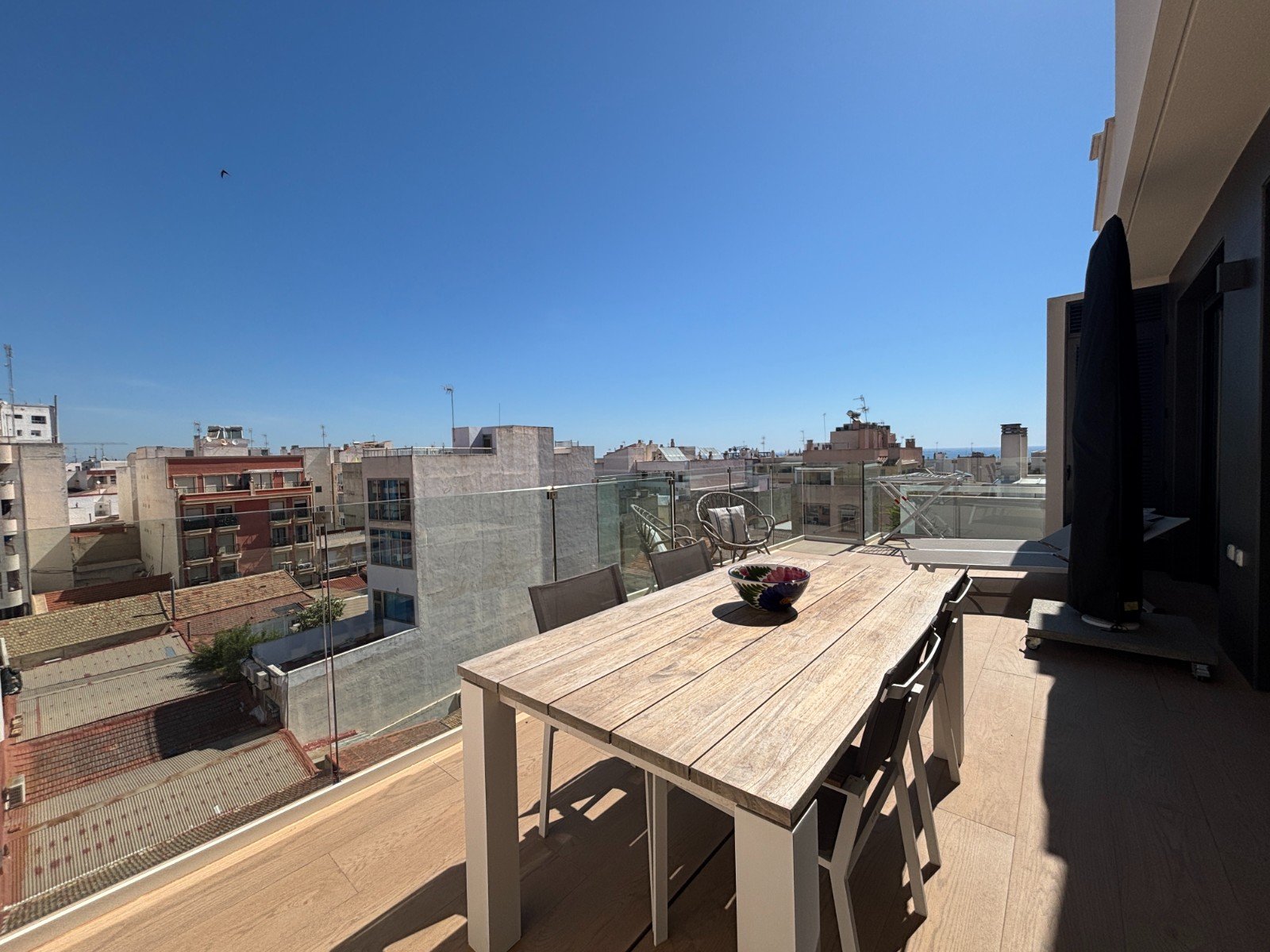 Penthouse avec 2 chambres, 2 salles de bains, terrasse sur le toit et place de parking souterrain, à seulement 700 m de la plage