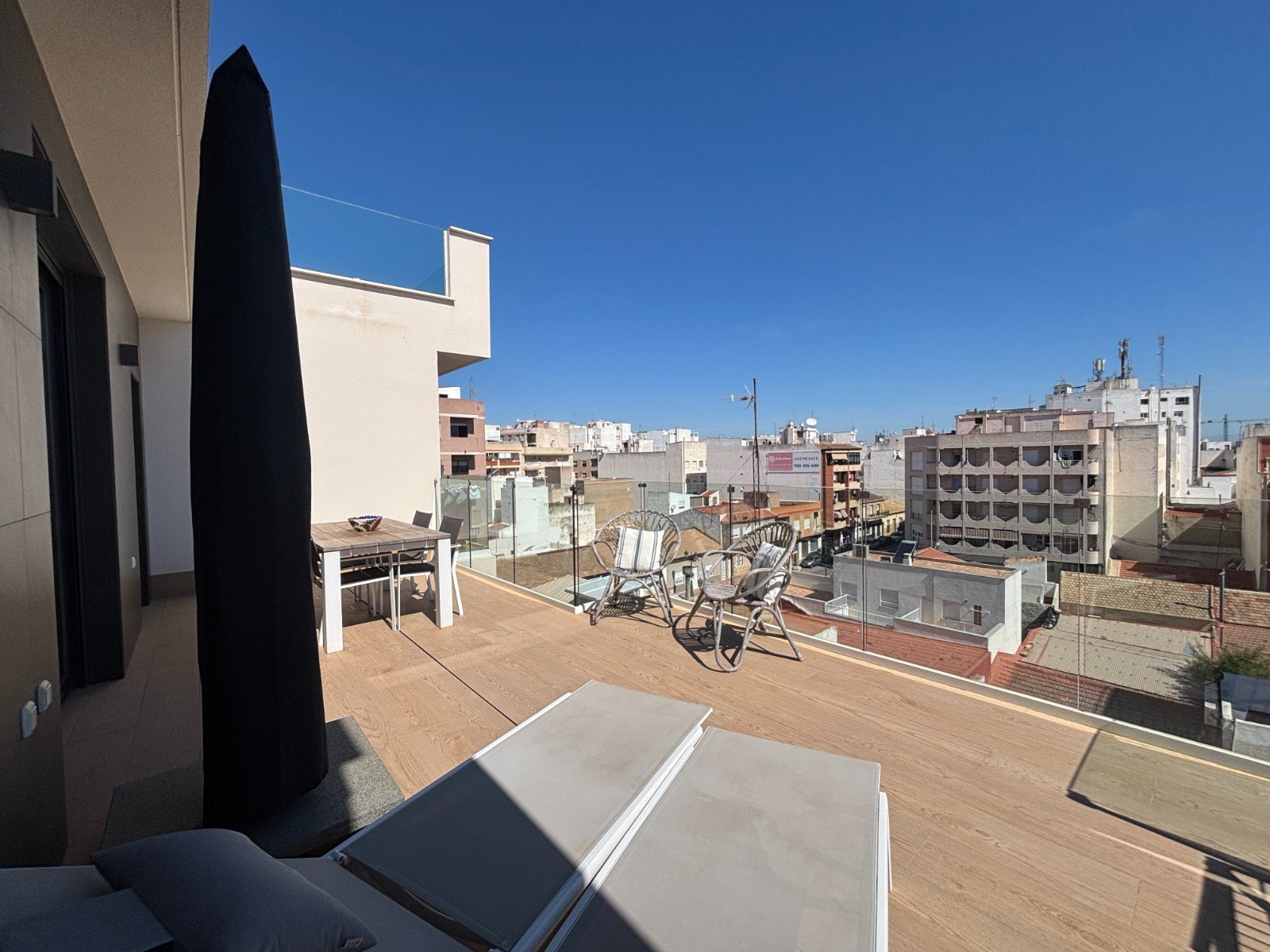 Penthouse avec 2 chambres, 2 salles de bains, terrasse sur le toit et place de parking souterrain, à seulement 700 m de la plage