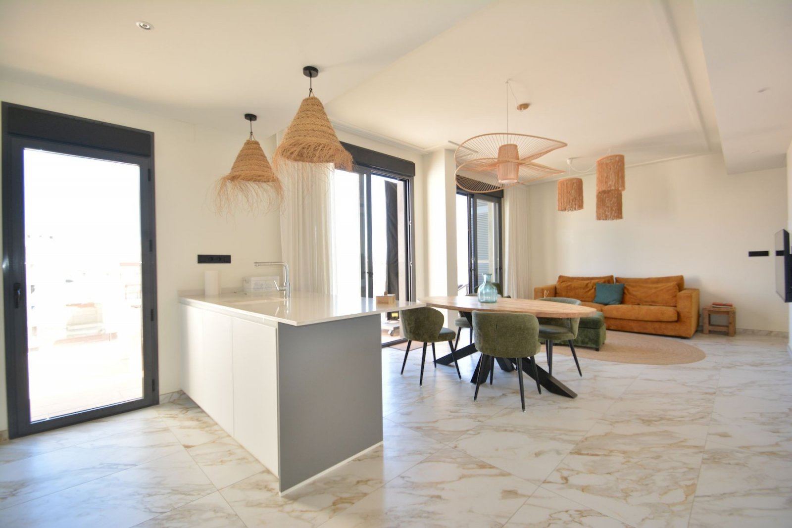 Penthouse avec 2 chambres, 2 salles de bains, terrasse sur le toit et place de parking souterrain, à seulement 700 m de la plage