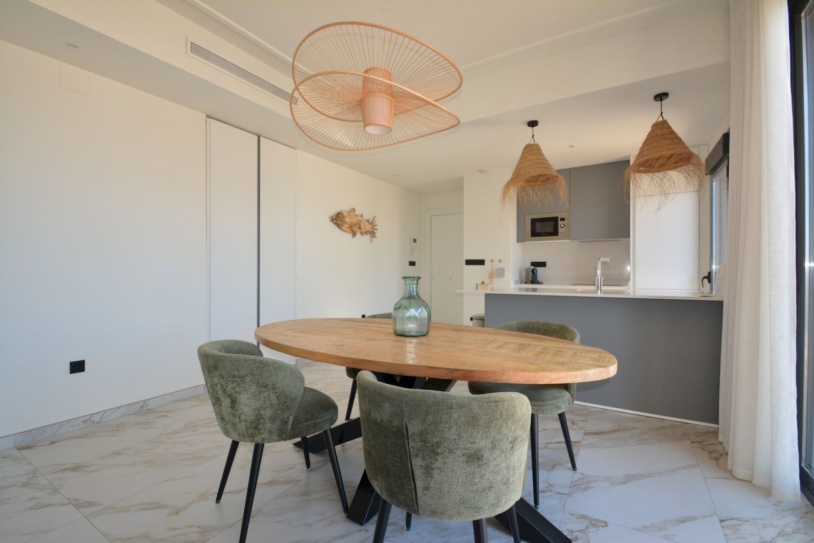 Penthouse avec 2 chambres, 2 salles de bains, terrasse sur le toit et place de parking souterrain, à seulement 700 m de la plage