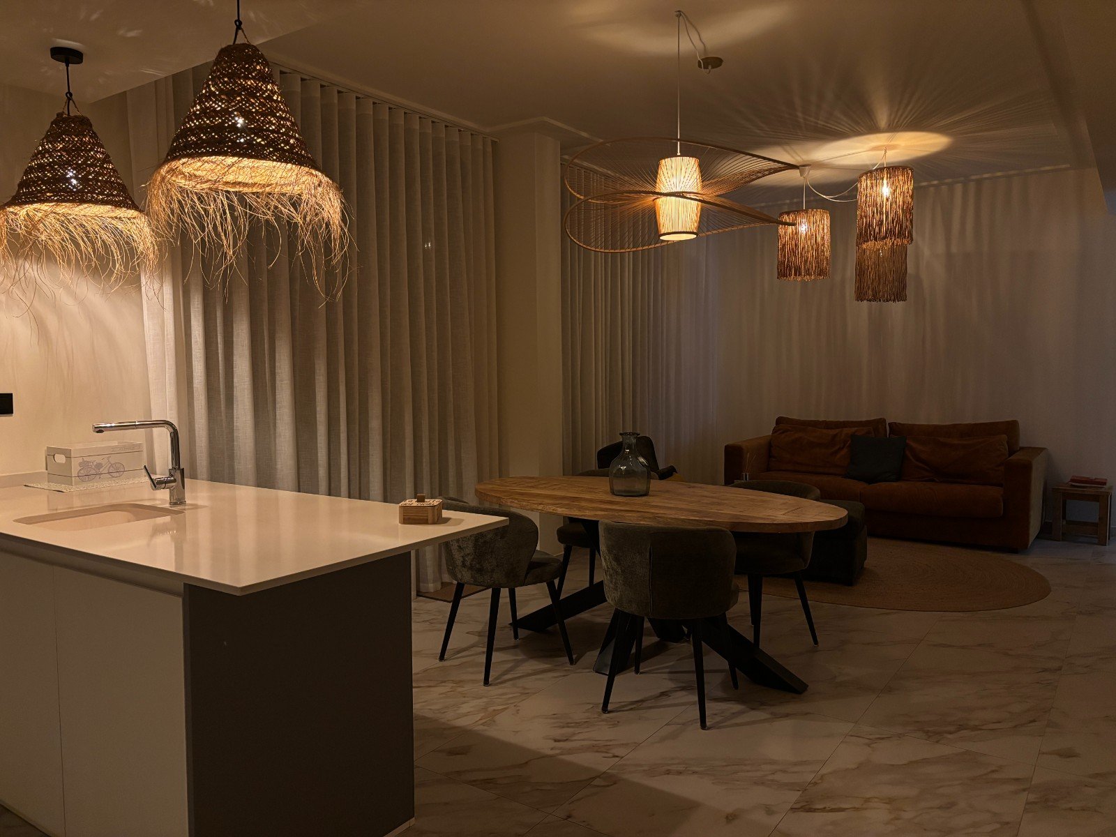 Penthouse avec 2 chambres, 2 salles de bains, terrasse sur le toit et place de parking souterrain, à seulement 700 m de la plage