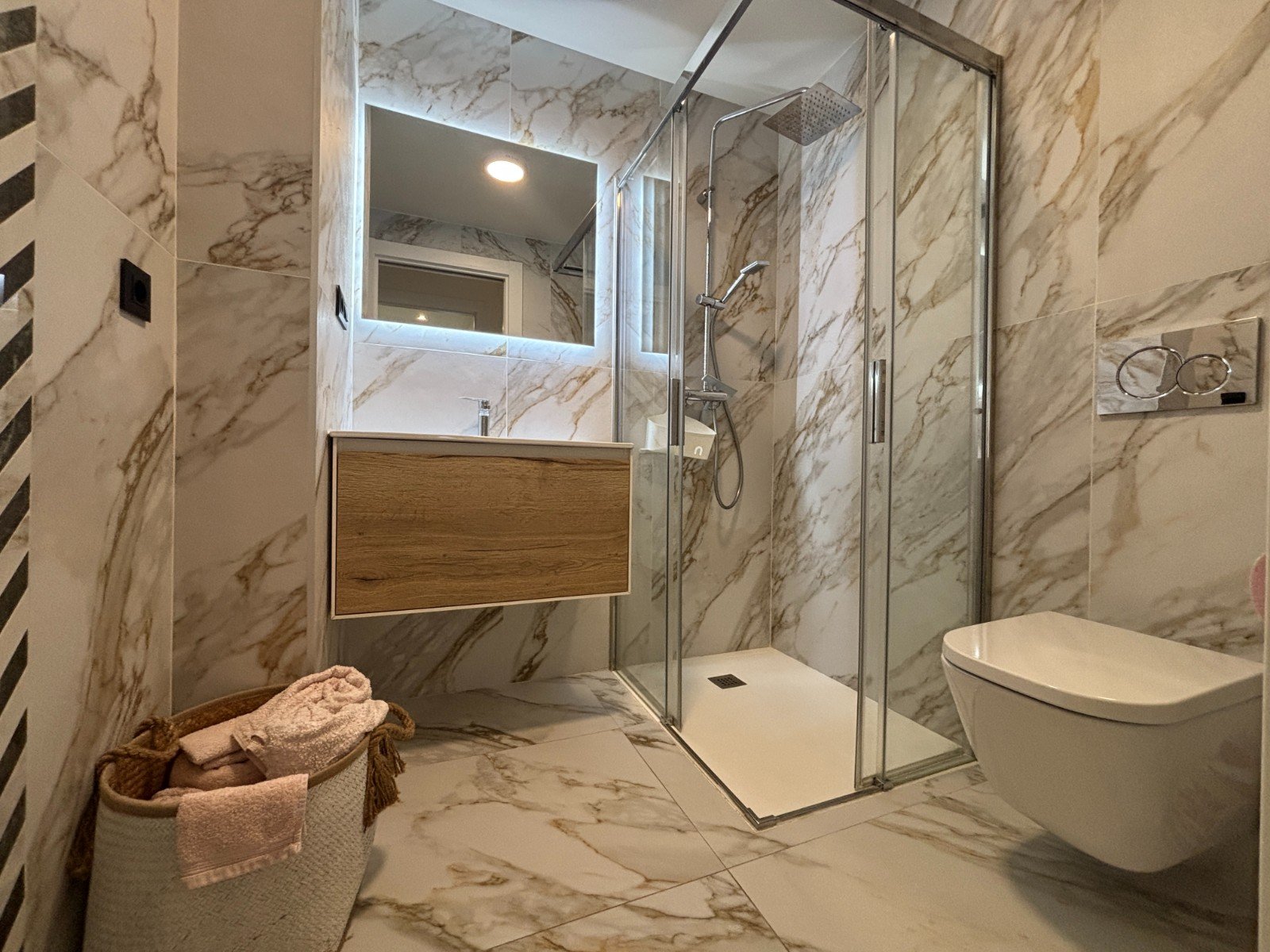 Penthouse avec 2 chambres, 2 salles de bains, terrasse sur le toit et place de parking souterrain, à seulement 700 m de la plage