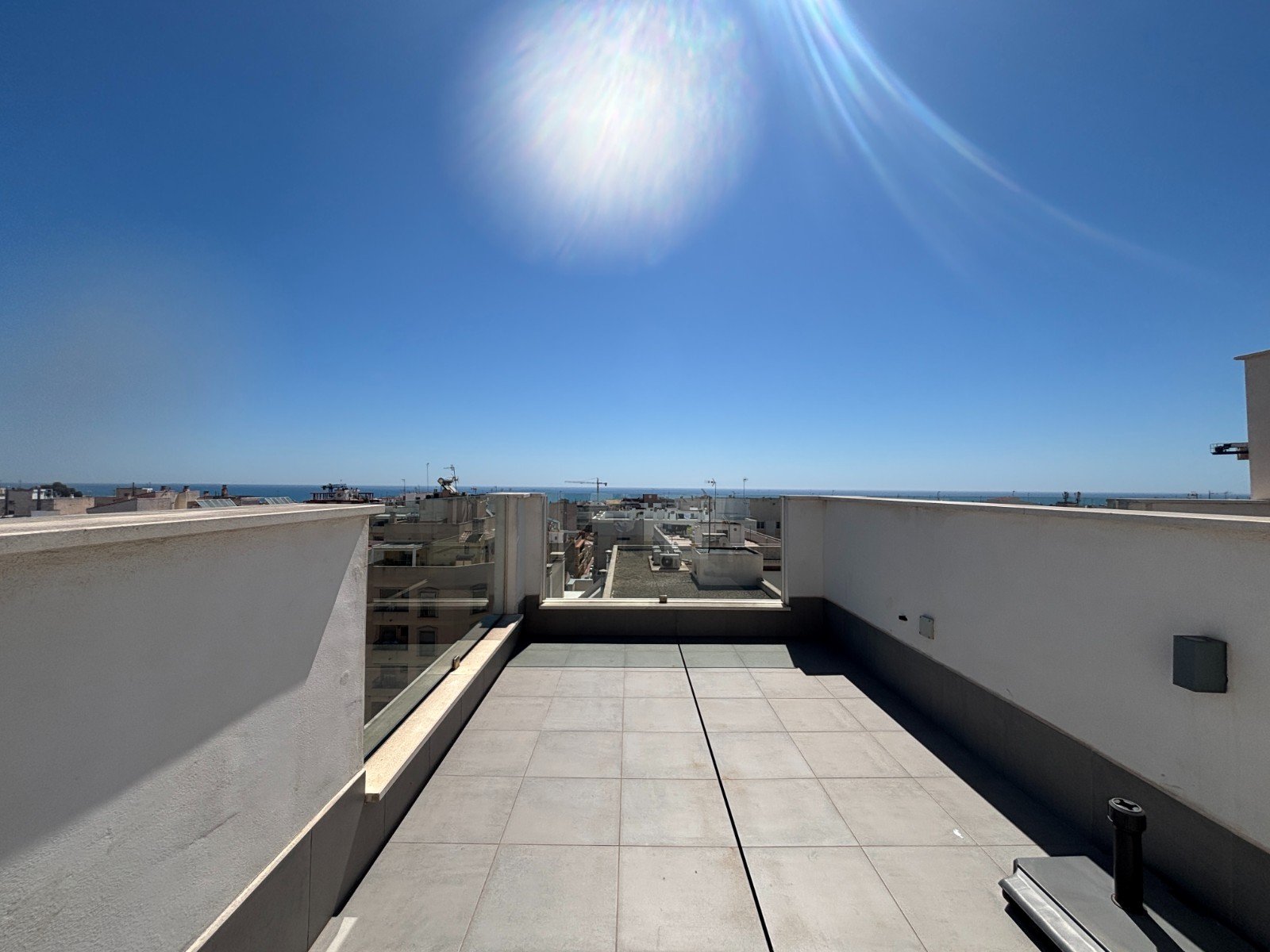 Penthouse avec 2 chambres, 2 salles de bains, terrasse sur le toit et place de parking souterrain, à seulement 700 m de la plage