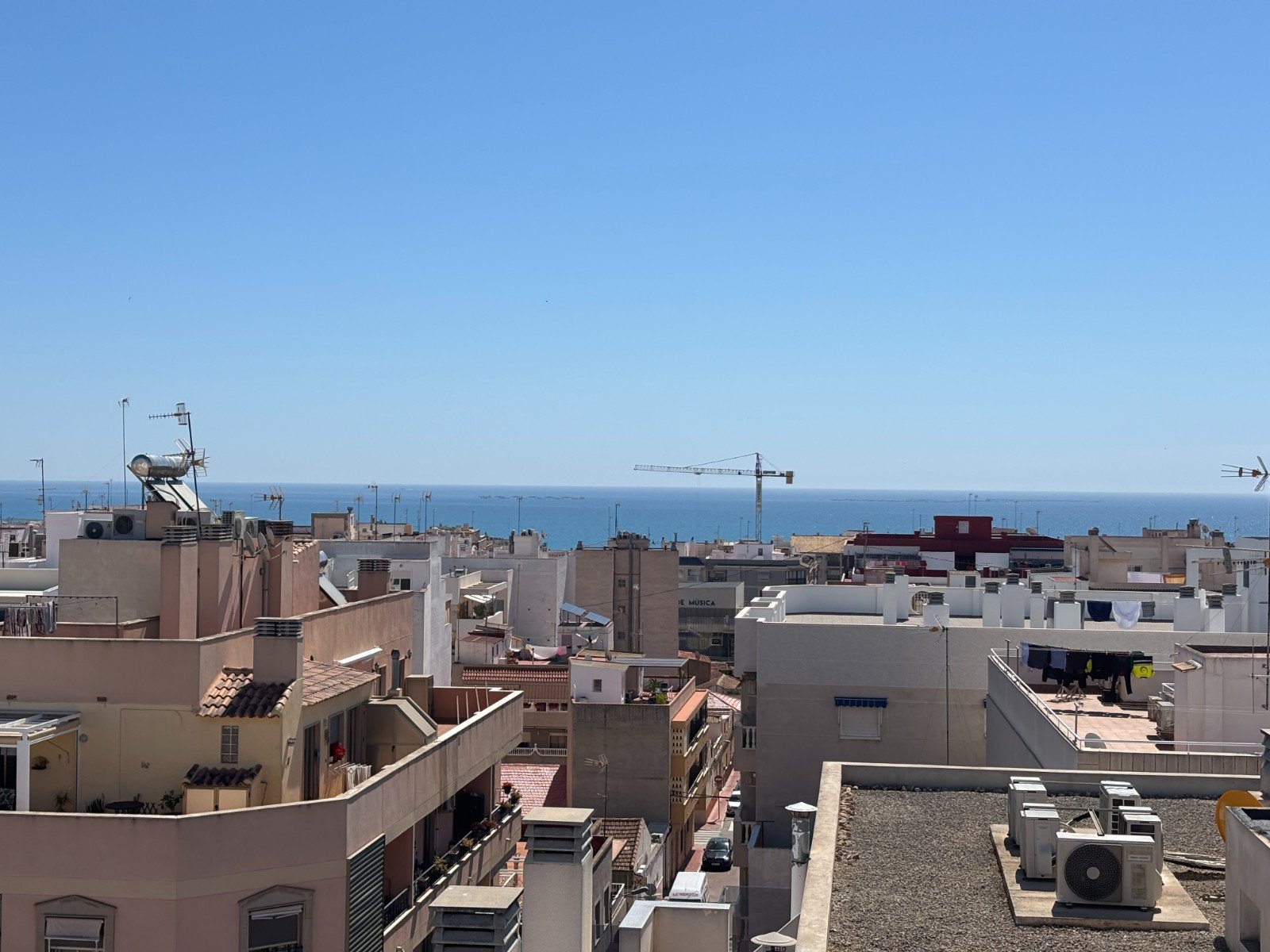 Penthouse avec 2 chambres, 2 salles de bains, terrasse sur le toit et place de parking souterrain, à seulement 700 m de la plage
