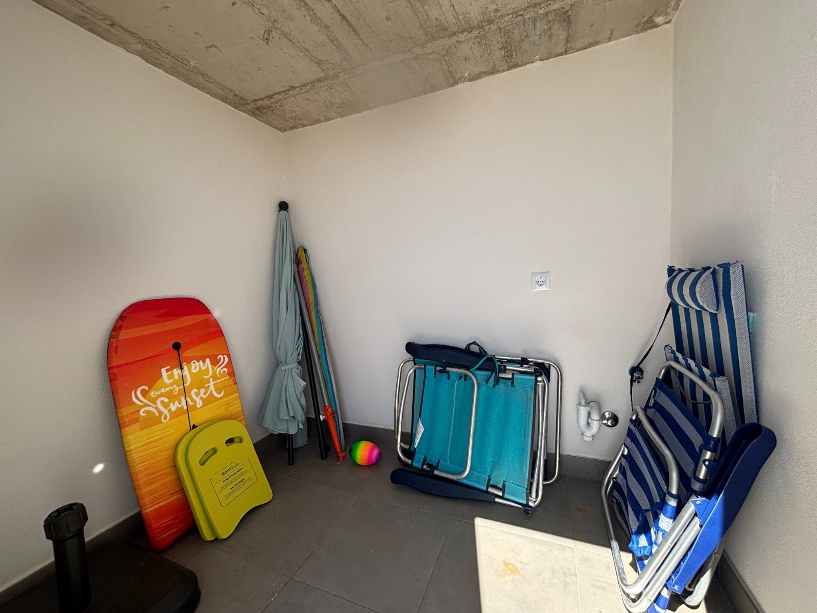 Penthouse avec 2 chambres, 2 salles de bains, terrasse sur le toit et place de parking souterrain, à seulement 700 m de la plage