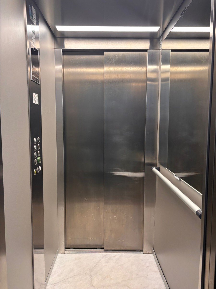 Penthouse avec 2 chambres, 2 salles de bains, terrasse sur le toit et place de parking souterrain, à seulement 700 m de la plage