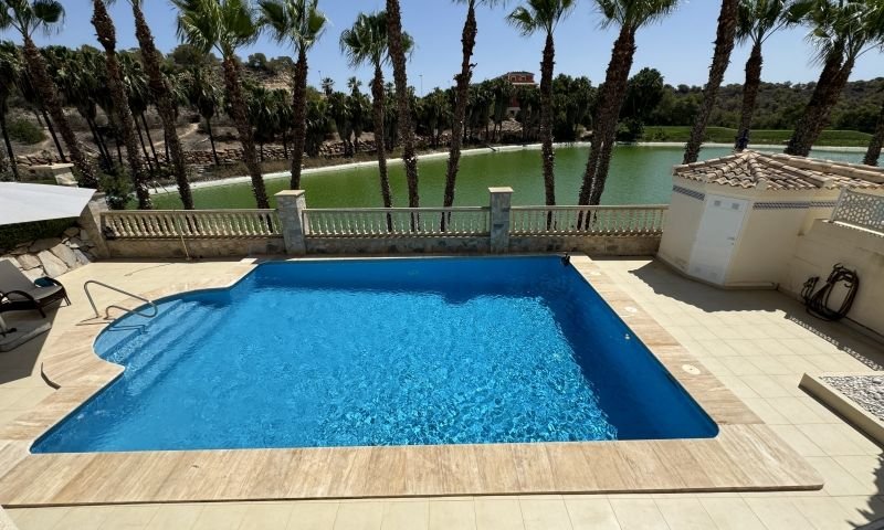 Freistehende Villa mit privatem Pool, Garage und herrlicher Aussicht am Golfplatz Las Ramblas
