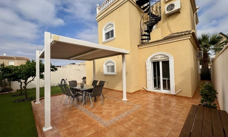 Villa individuelle avec 4 chambres, 2 salles de bains, une terrasse sur le toit et un garage à Aguas Nuevas