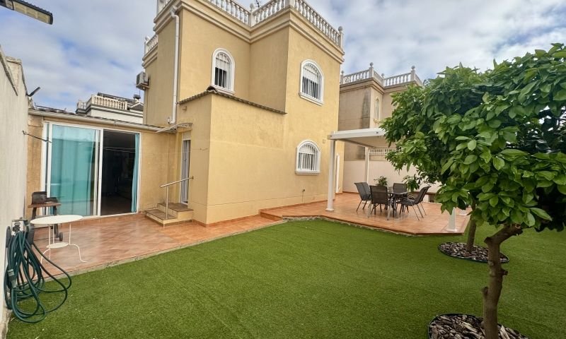 Villa individuelle avec 4 chambres, 2 salles de bains, une terrasse sur le toit et un garage à Aguas Nuevas