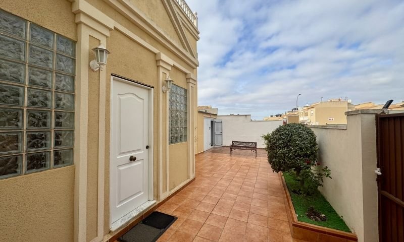 Villa individuelle avec 4 chambres, 2 salles de bains, une terrasse sur le toit et un garage à Aguas Nuevas