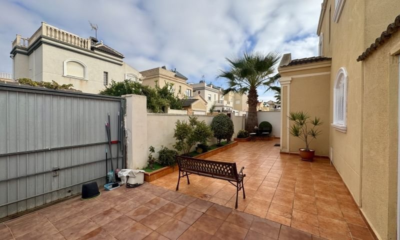 Villa individuelle avec 4 chambres, 2 salles de bains, une terrasse sur le toit et un garage à Aguas Nuevas