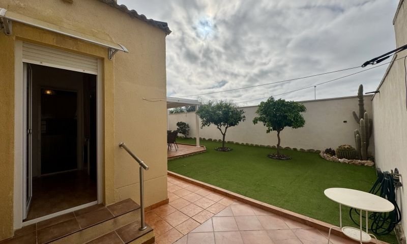 Villa individuelle avec 4 chambres, 2 salles de bains, une terrasse sur le toit et un garage à Aguas Nuevas