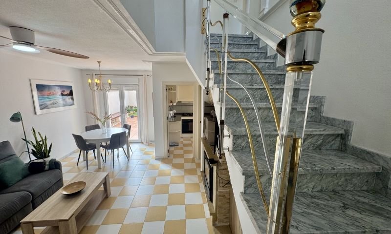 Villa individuelle avec 4 chambres, 2 salles de bains, une terrasse sur le toit et un garage à Aguas Nuevas