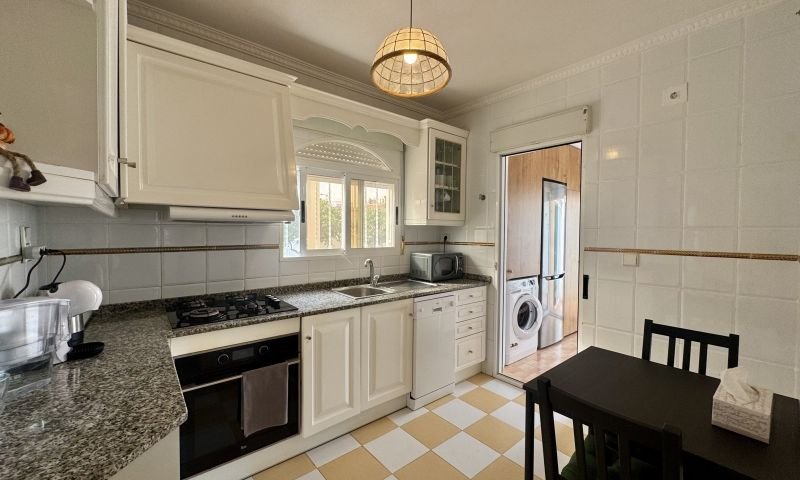 Villa individuelle avec 4 chambres, 2 salles de bains, une terrasse sur le toit et un garage à Aguas Nuevas