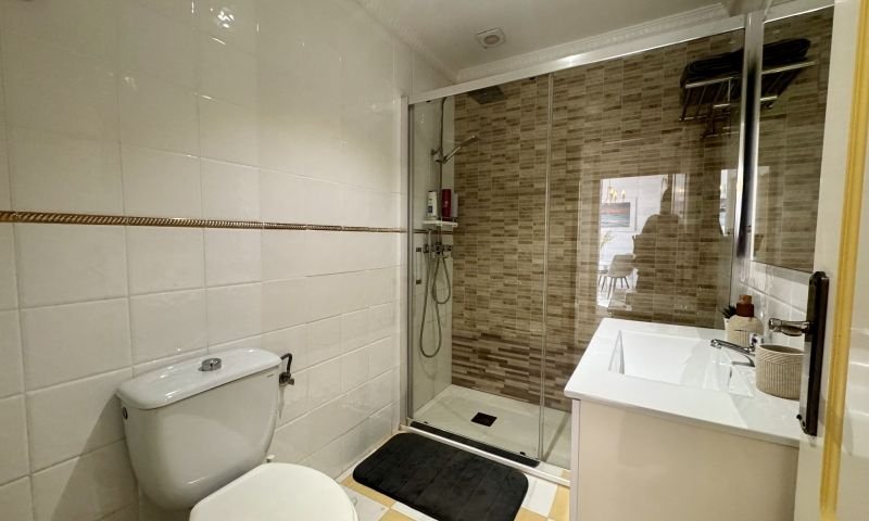 Villa individuelle avec 4 chambres, 2 salles de bains, une terrasse sur le toit et un garage à Aguas Nuevas