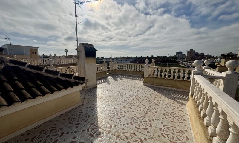 Villa individuelle avec 4 chambres, 2 salles de bains, une terrasse sur le toit et un garage à Aguas Nuevas