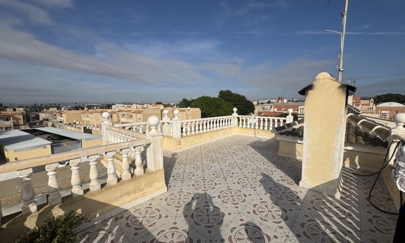 Villa individuelle avec 4 chambres, 2 salles de bains, une terrasse sur le toit et un garage à Aguas Nuevas