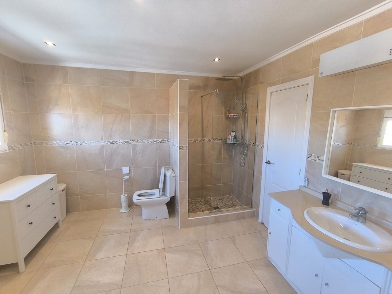 Villa individuelle avec 5 chambres, 2 salles de bains et piscine privée à La Escuera