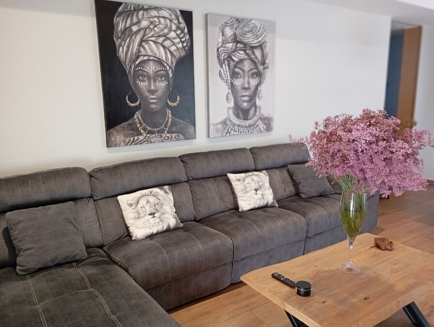 Villa de prestige comprenant 3 chambres, 2 salles de bains, un garage et une piscine privée