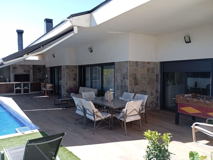 Villa de prestige comprenant 3 chambres, 2 salles de bains, un garage et une piscine privée
