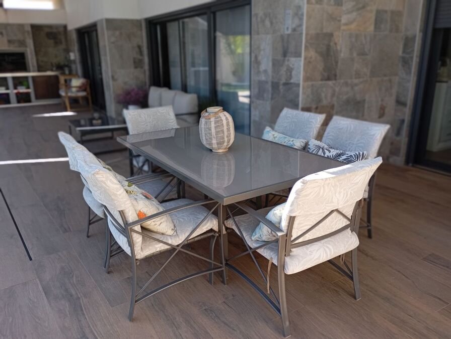 Villa de prestige comprenant 3 chambres, 2 salles de bains, un garage et une piscine privée